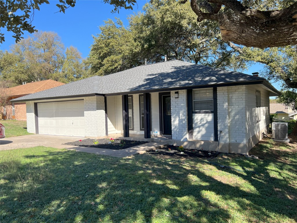 a view of a house with yard and tree s