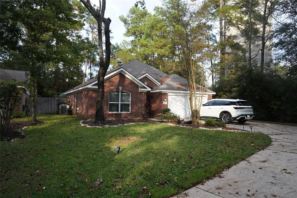 a view of a yard in front of house