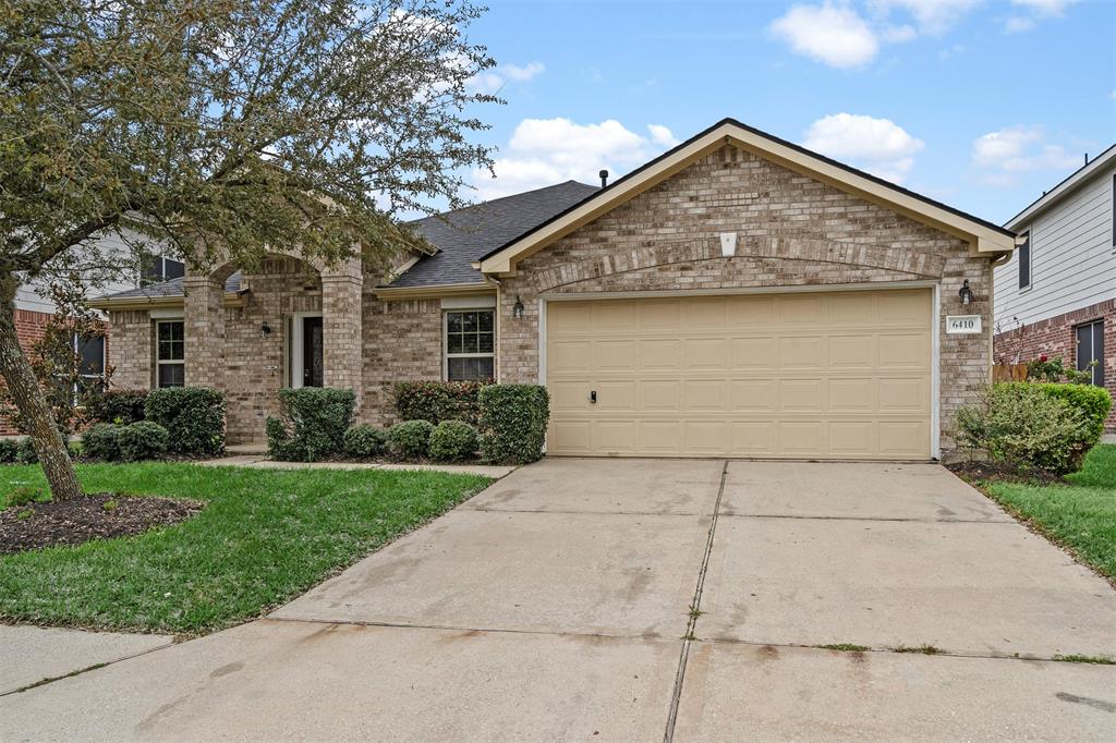 a front view of house with yard