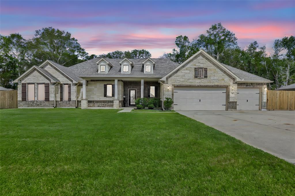 a view of a house with a yard