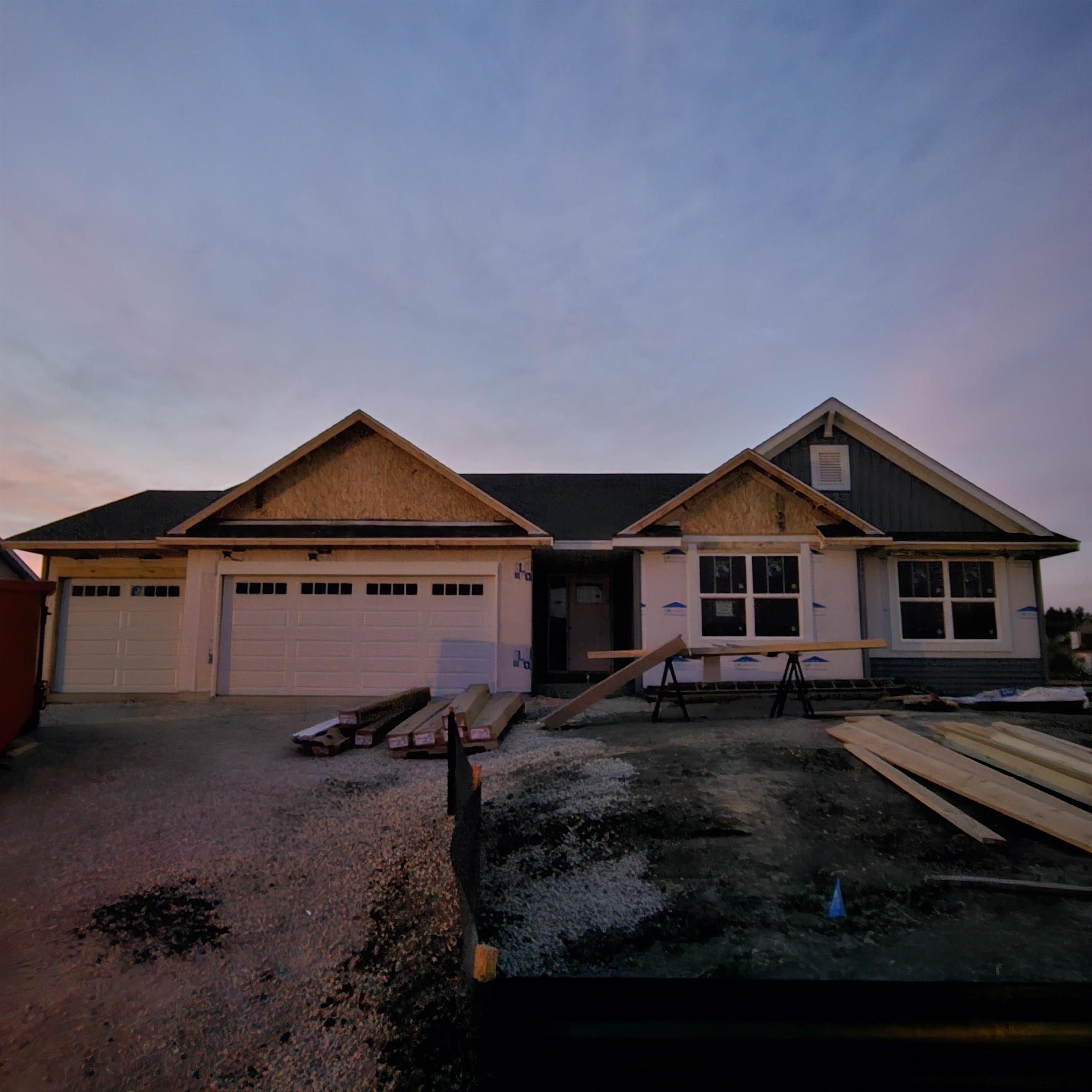 a view of a house with yard