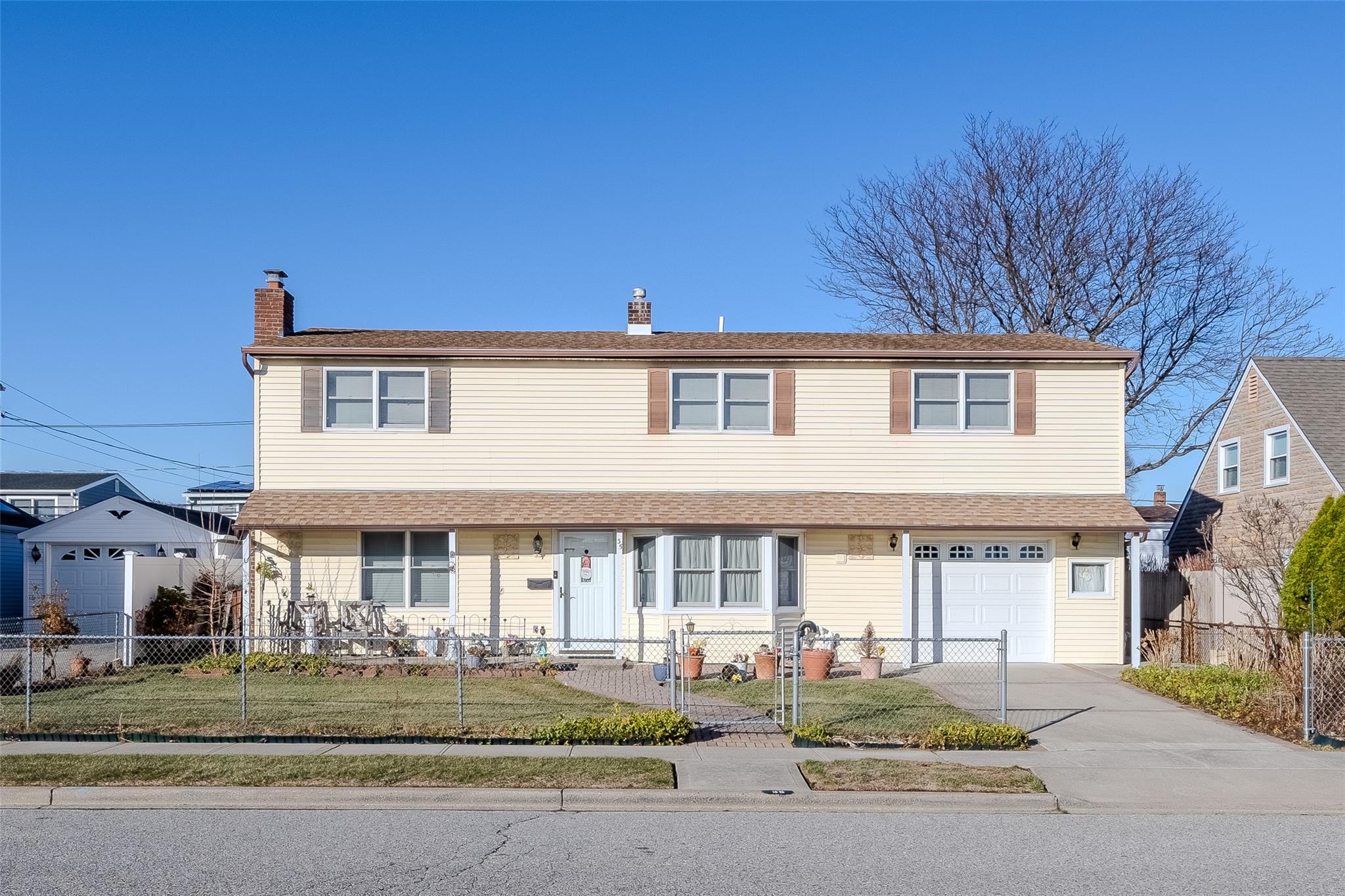 View of front of house featuring a garage