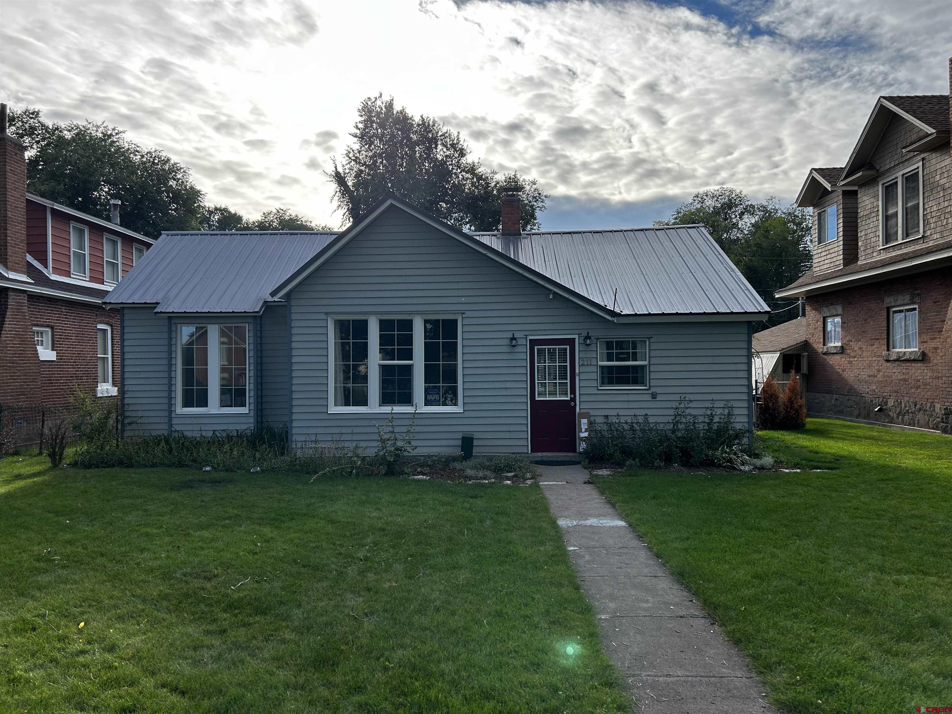 a view of a house with a yard