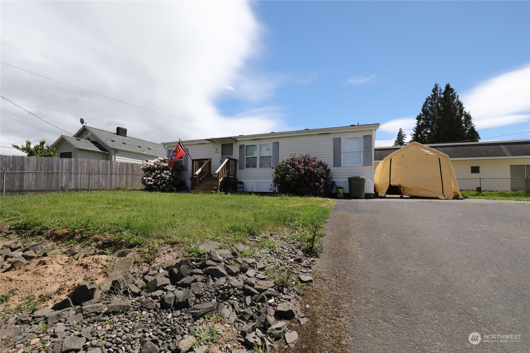 a view of a house with backyard and garden