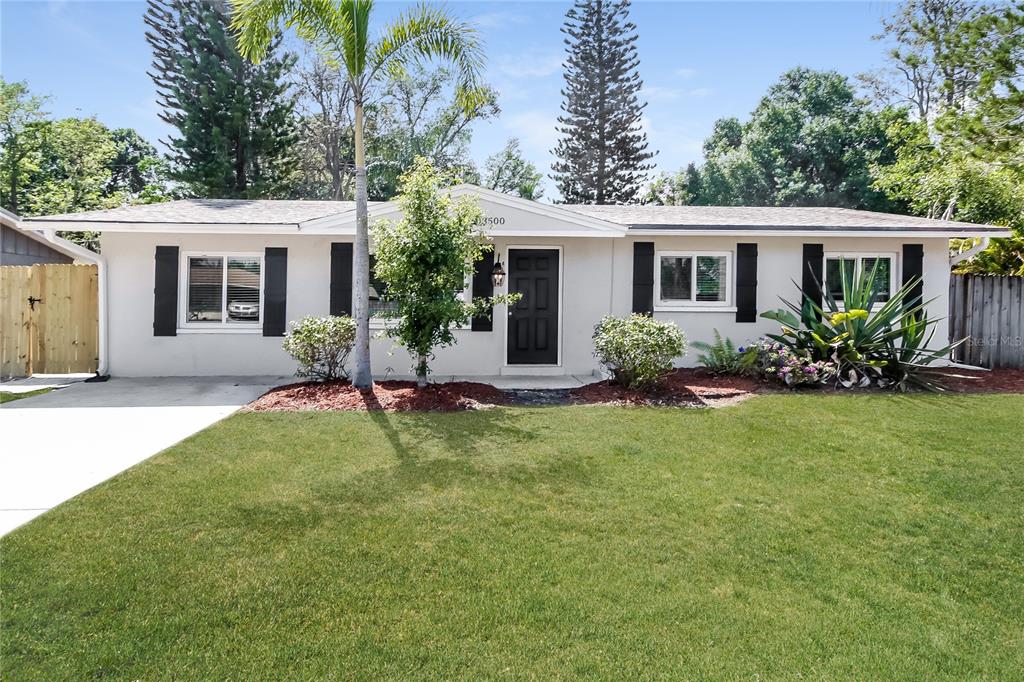 a view of a house with backyard and garden