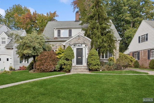 front view of house with a yard