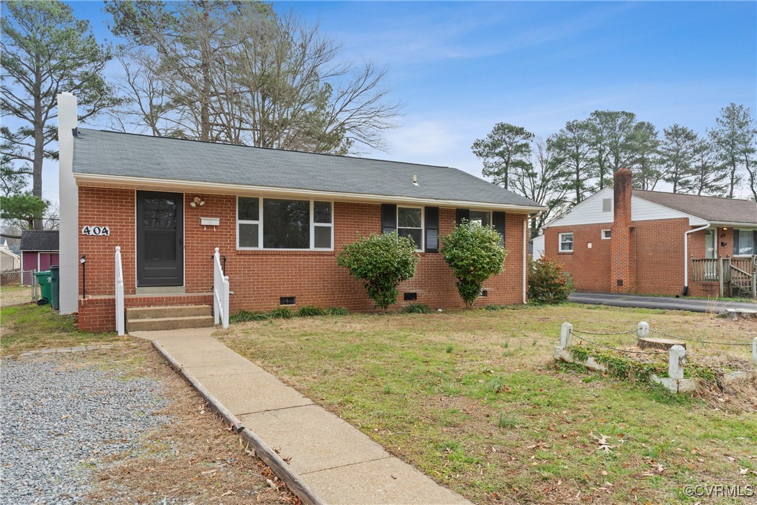 View of front of house featuring a front lawn