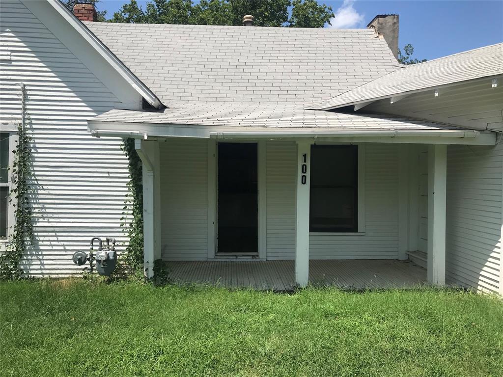 a view of house with backyard