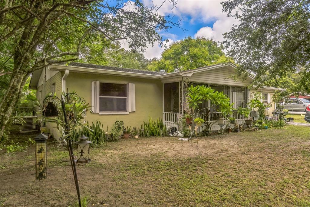 a view of a house with a yard