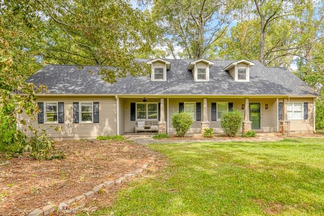 $415,000 | 203 Pinebrook Drive | Boiling Springs