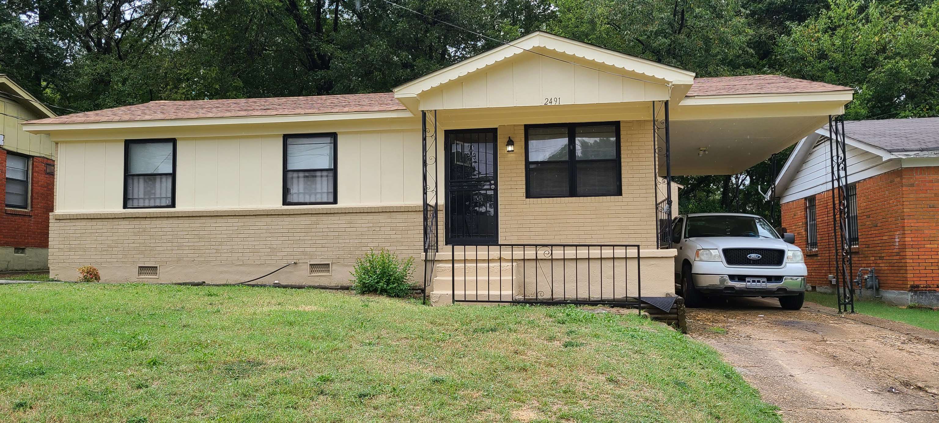 a view of a house with a yard