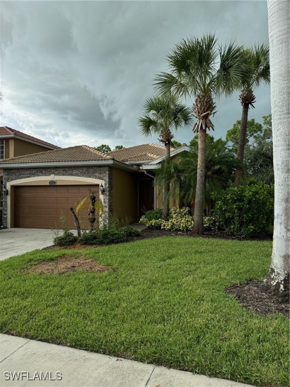 a view of a house with backyard and porch