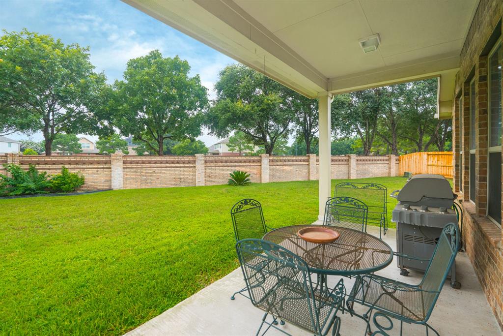 a view of garden with patio