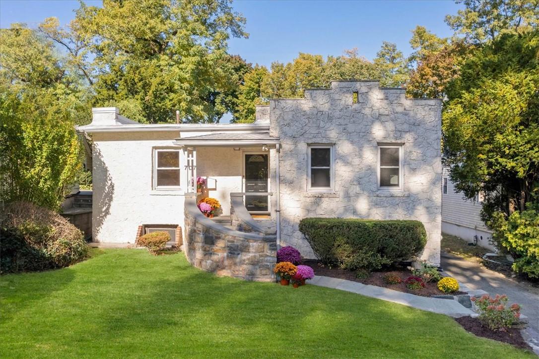 a view of a house with backyard and porch