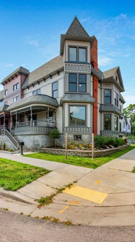 $724,900 | 302 West Grand Avenue | Randall Park