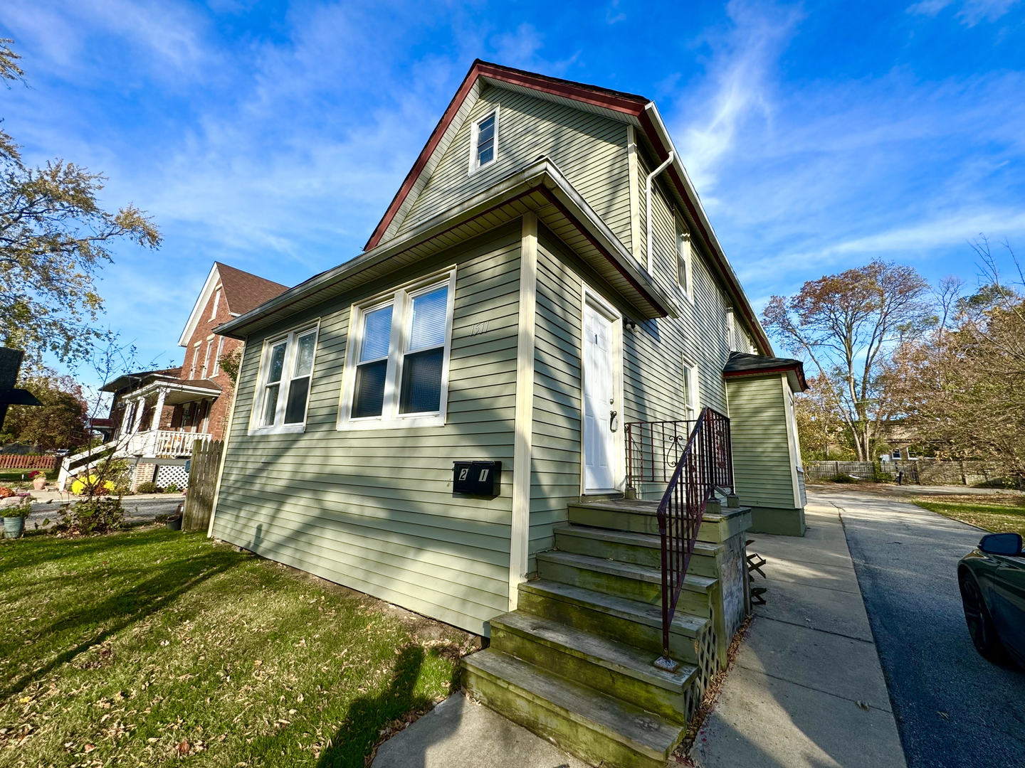 a view of a house with a yard