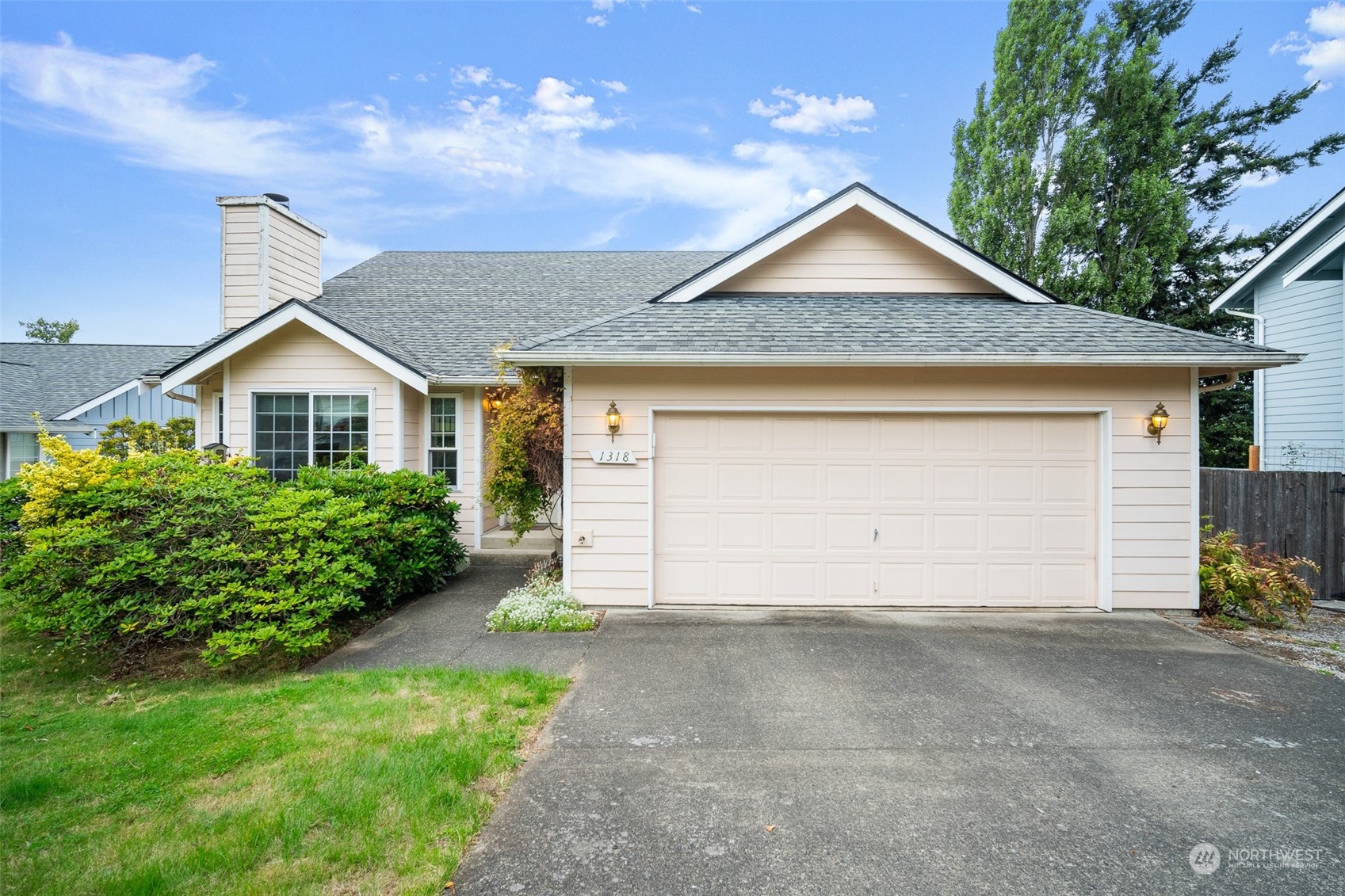 a view of a house with yard and garage