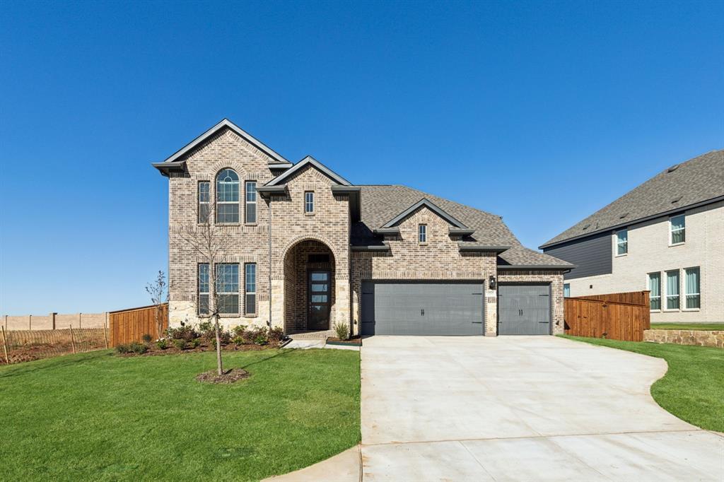 a view of a yard in front of house