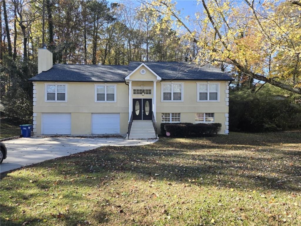 a view of a house with a yard