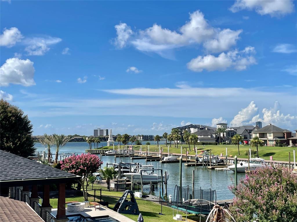 Beautiful Pleasant View of the Canal/ Clear Lake