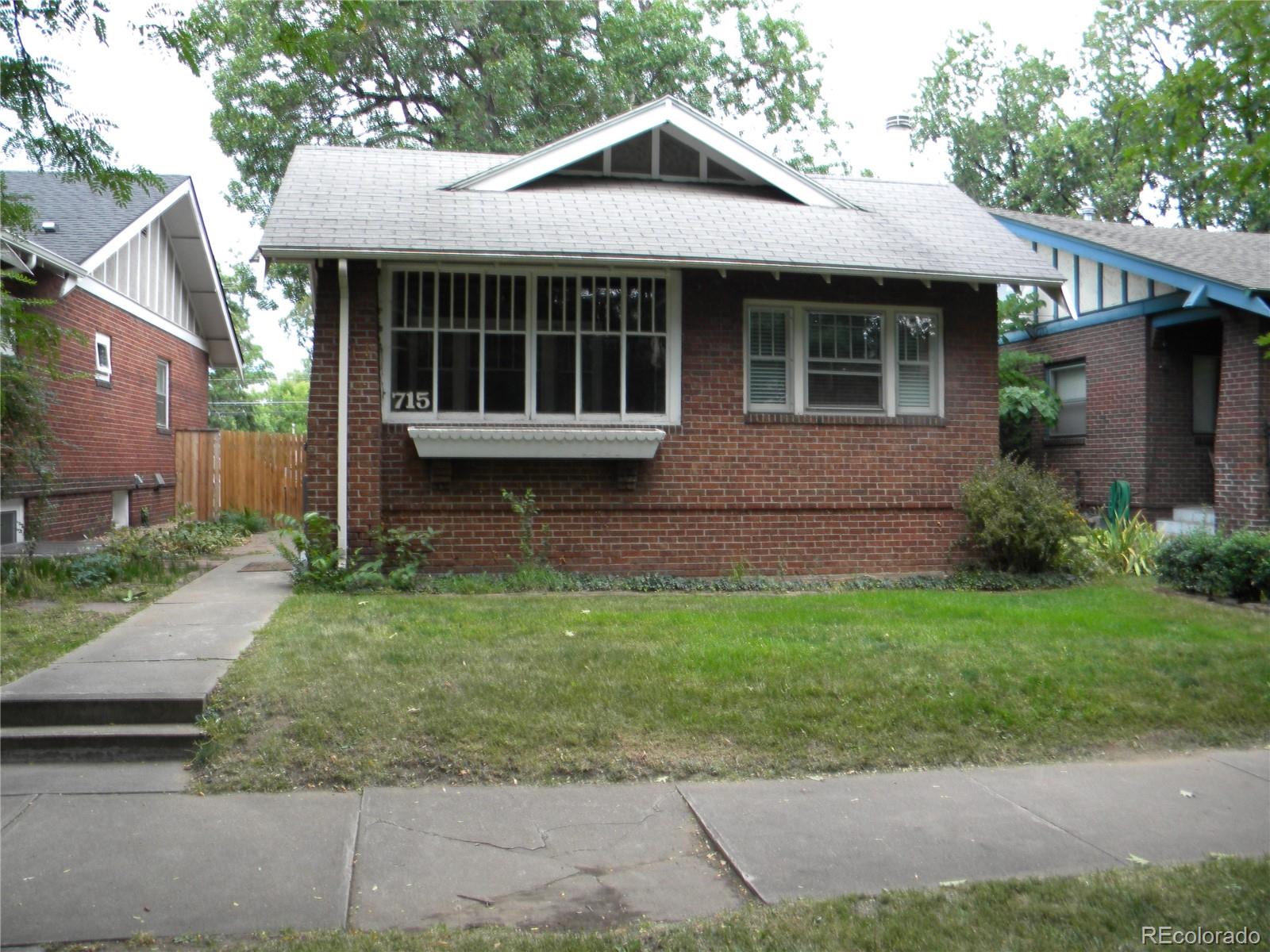 a view of front of a house with a yard