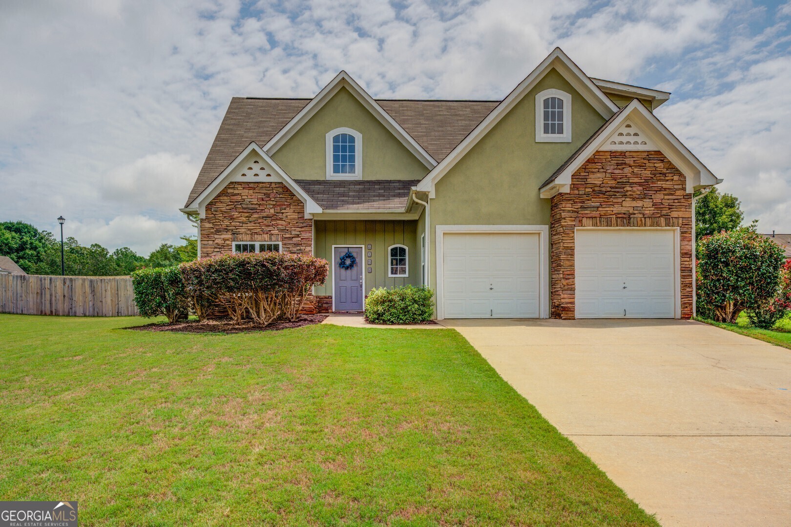 a view of a yard in front of house