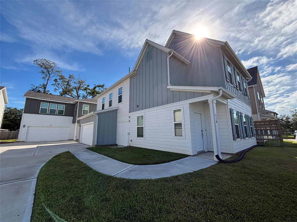 a view of a back yard of the house