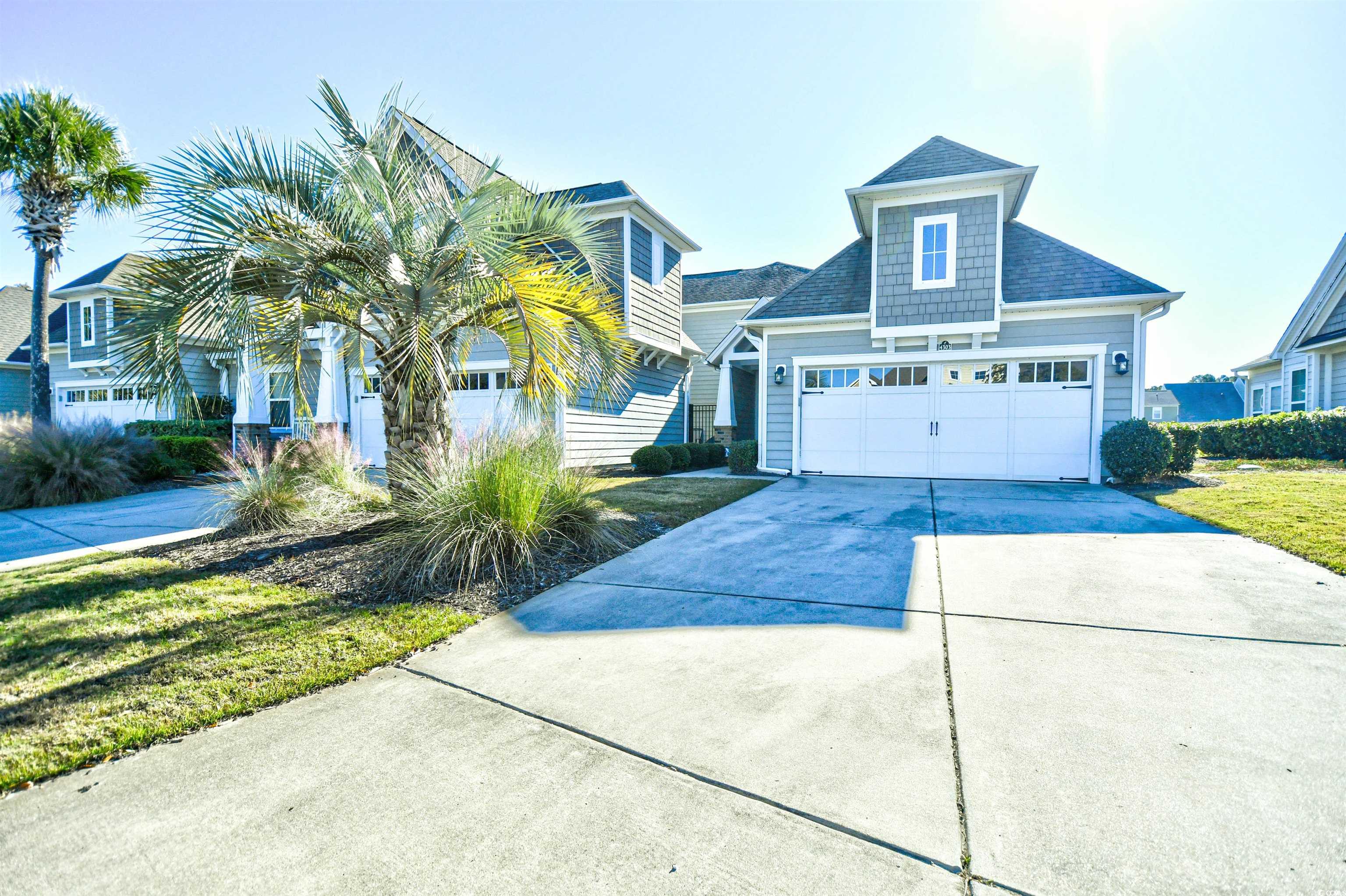 View of front facade featuring a front lawn