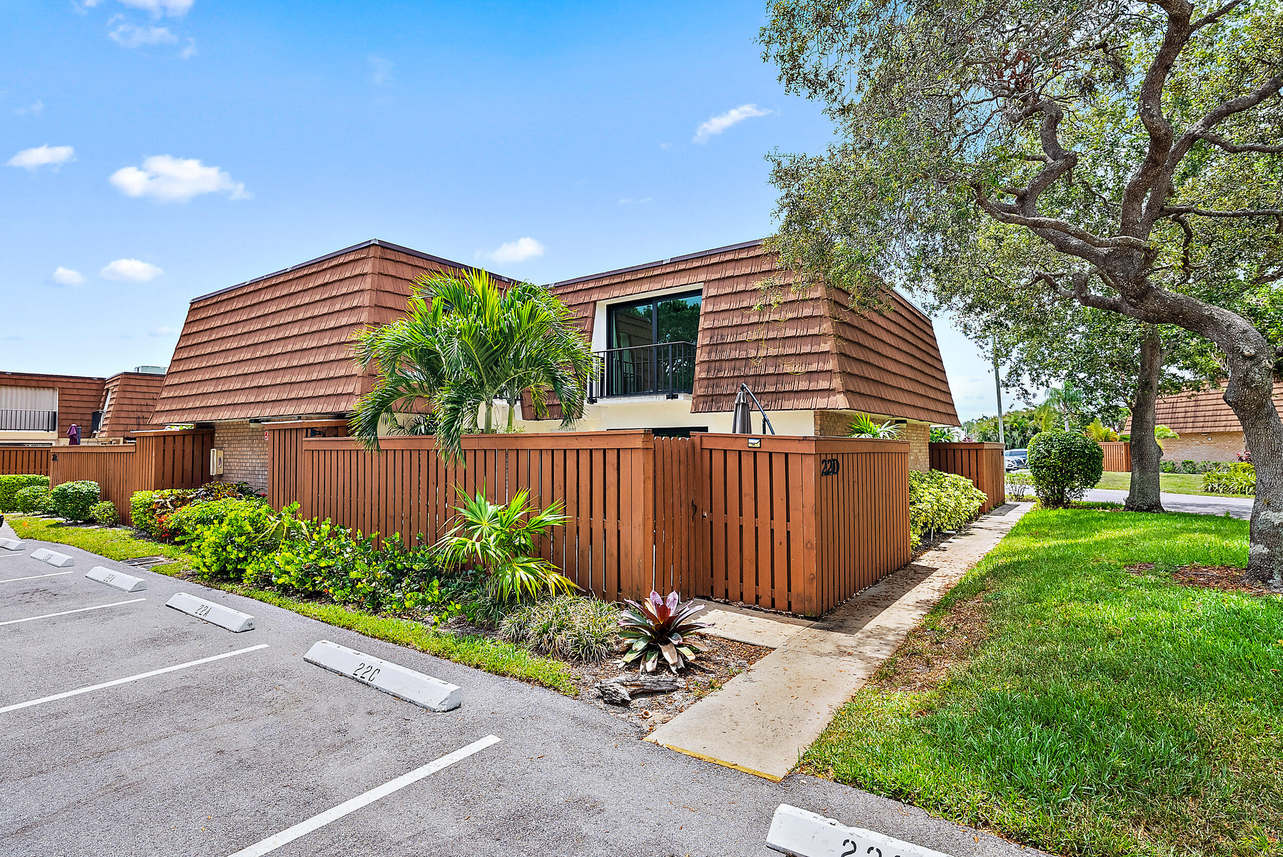 Private Courtyard - Tequesta, FL Homes for Sale