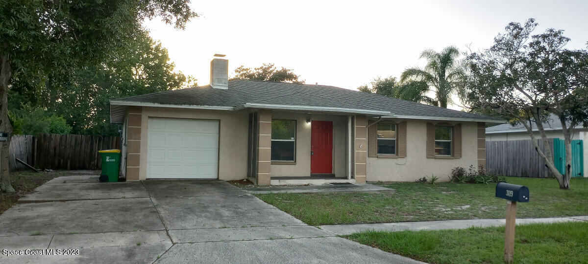 a view of a house with yard and tree s