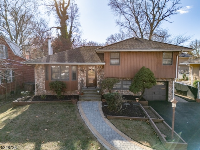 a view of a house with backyard