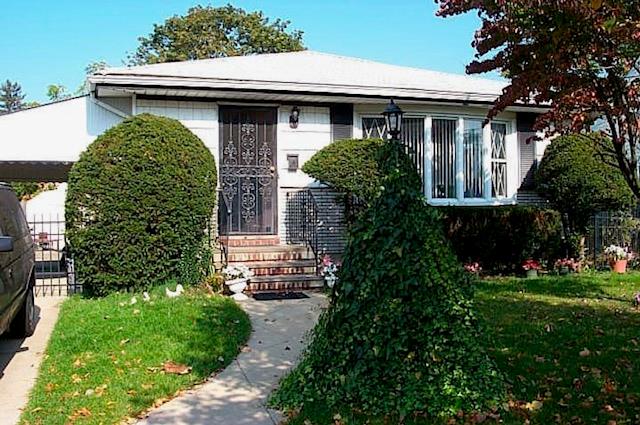 Bungalow with a front yard