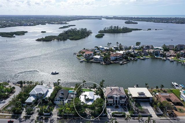 $3,000,000 | 864 Siesta Drive | Bay Island