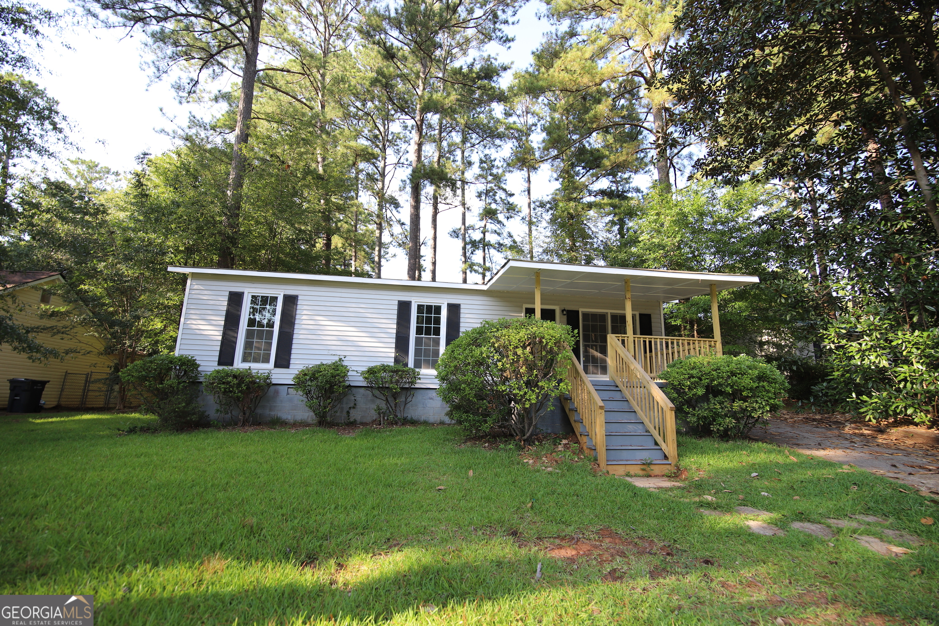 a view of house with a yard