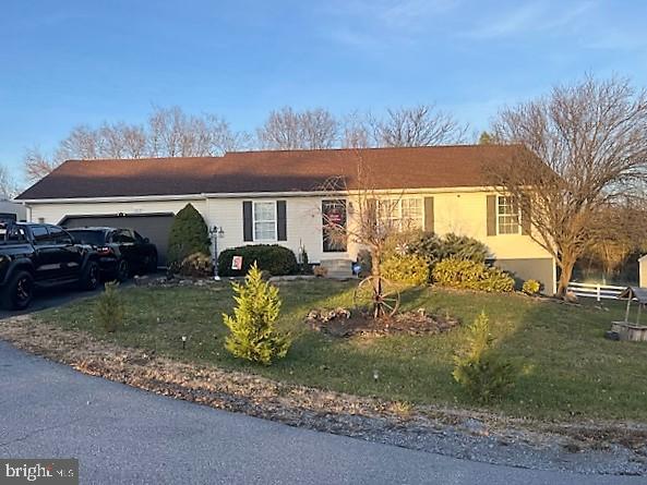 a view of a yard in front of a house