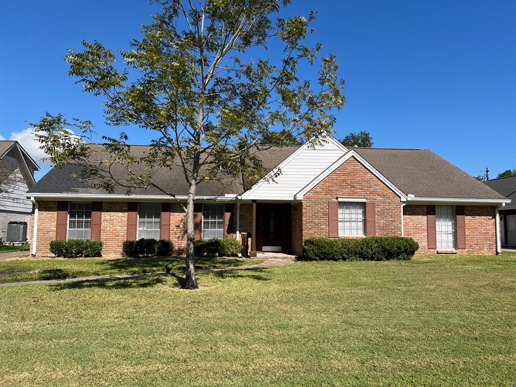 Traditional style home with large front yard