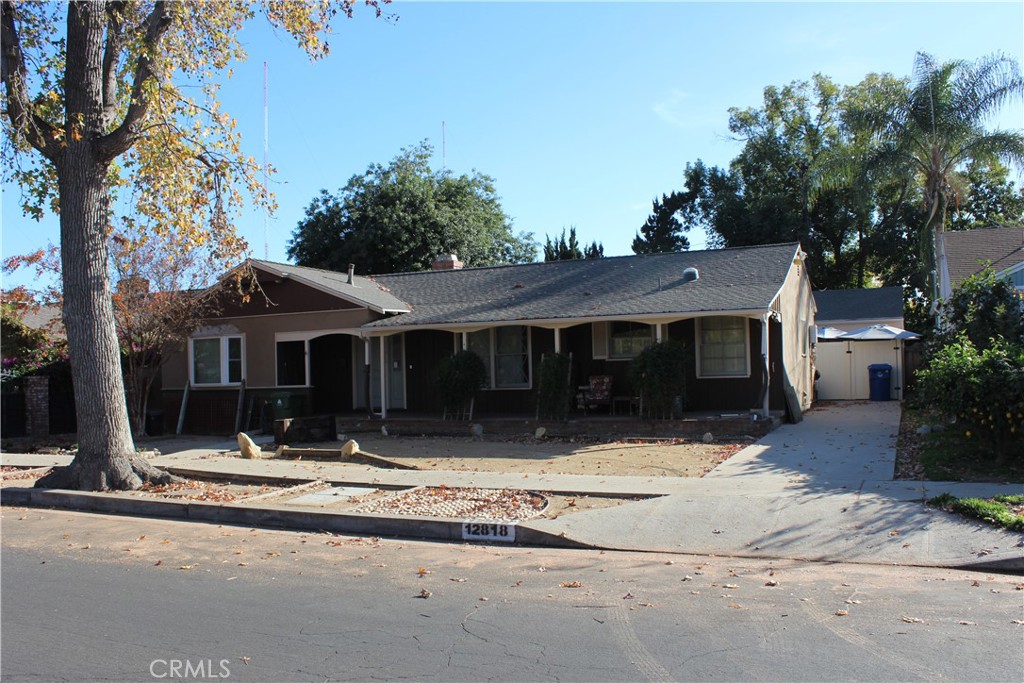 a front view of house with yard