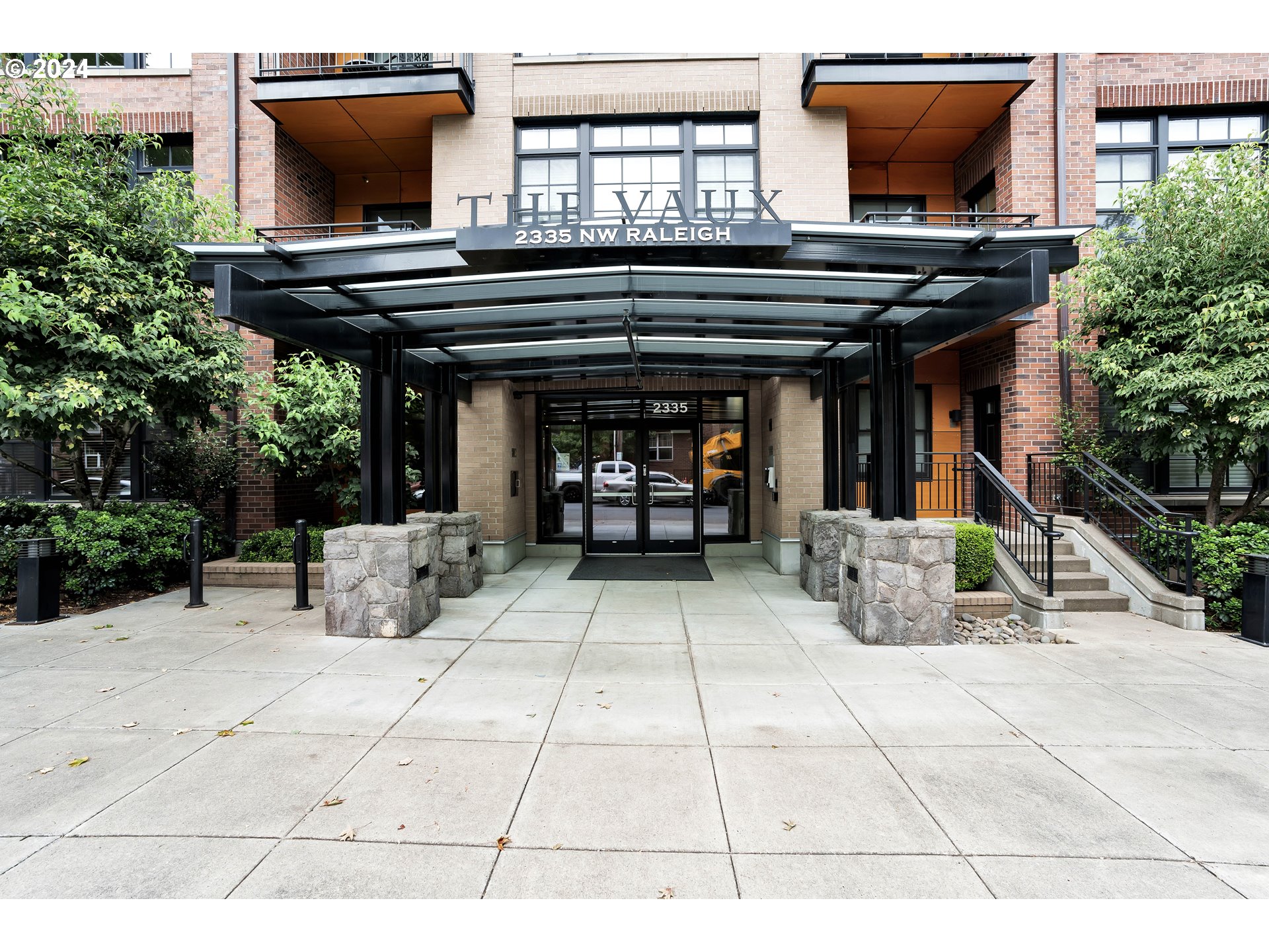 a view of entryway of the house