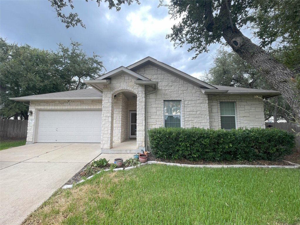 Beautiful renovated home in the heart of Leander located on a culdesac!!