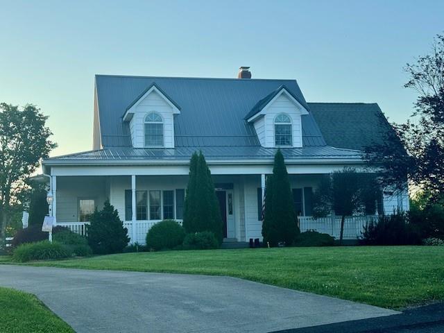 a view of a yard in front of house