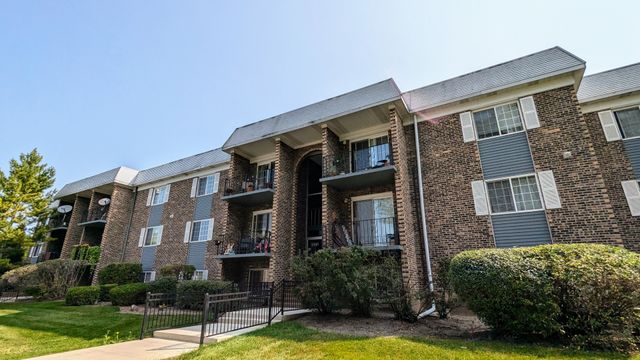 $1,900 | 1505 North Windsor Drive, Unit 305 | Arlington Heights