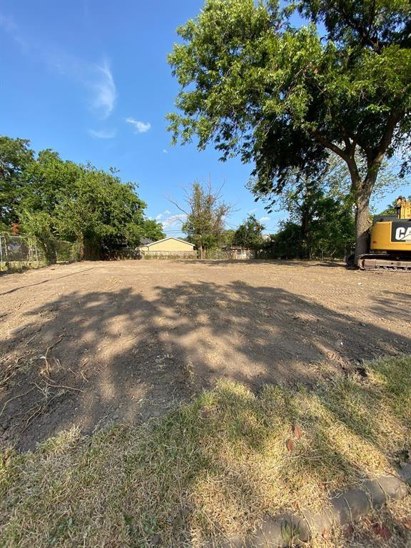 a view of a yard with a house