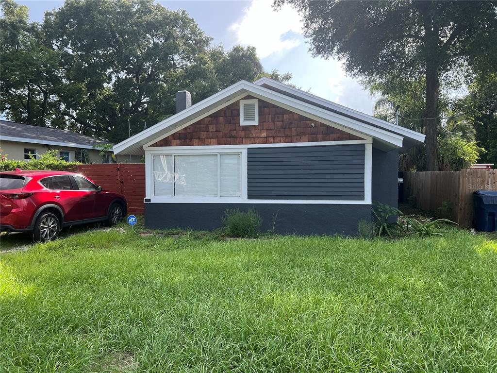 a view of front of a house with a yard