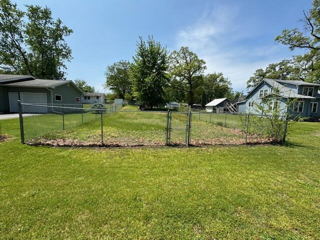 a view of a back yard