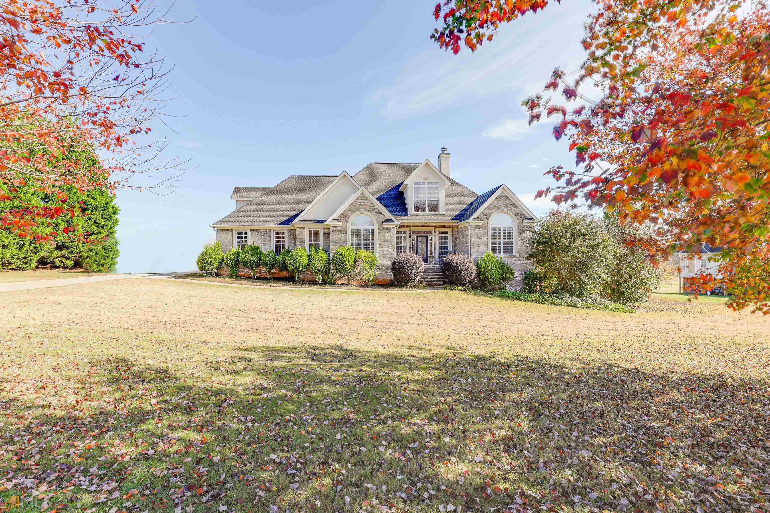 a view of an house with backyard and tree