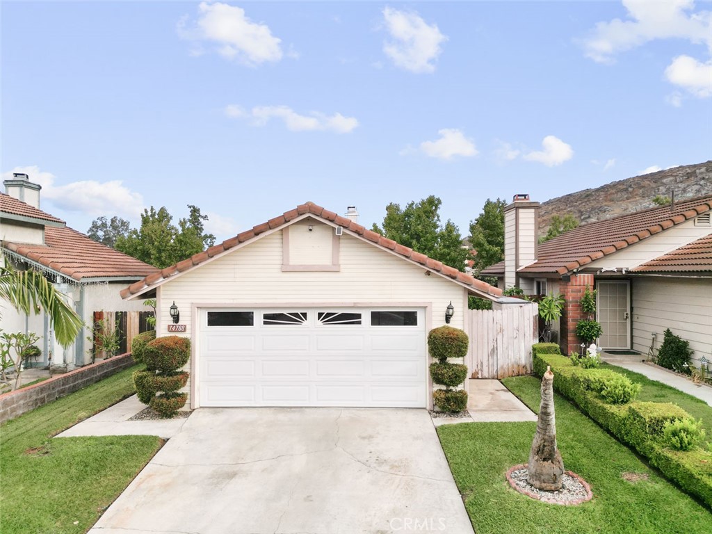 a view of a yard in front of a house