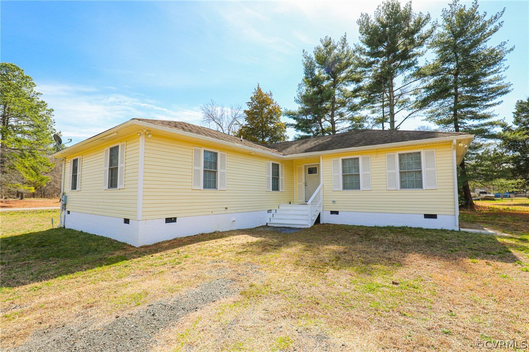 a view of a house with a yard