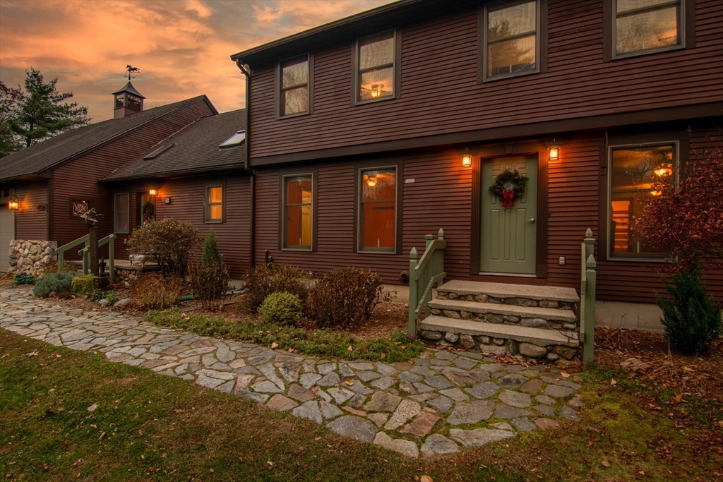 a view of a house with backyard