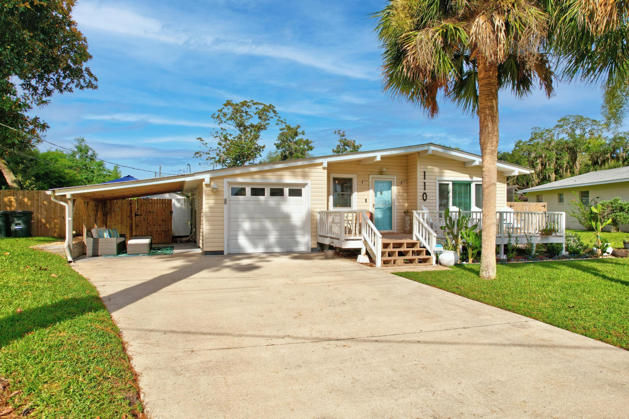 a view of a house with backyard and garden