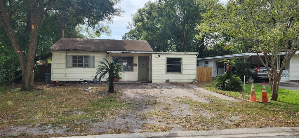 a view of a house with backyard